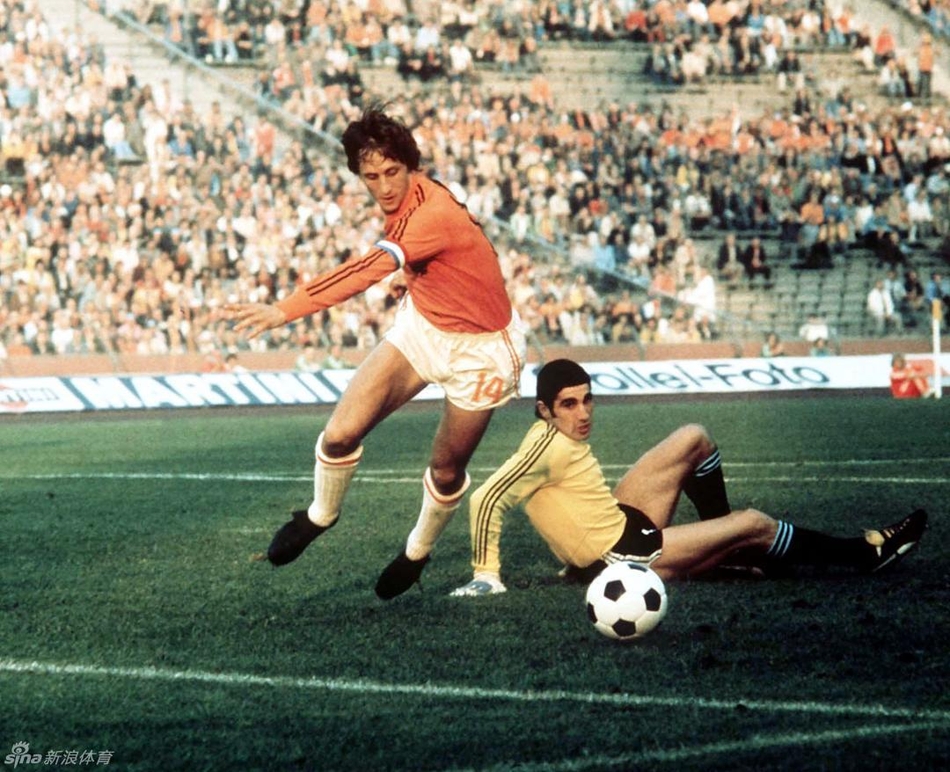 1974年世界杯,荷兰球星克鲁伊夫著名的"克鲁伊夫转身".