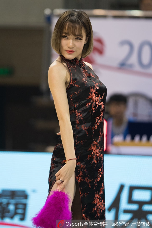2017年12月28日，2017-2018赛季CBA联赛第21轮：江苏肯帝亚vs福建浔兴 篮球宝贝穿着旗袍大秀扇子舞。