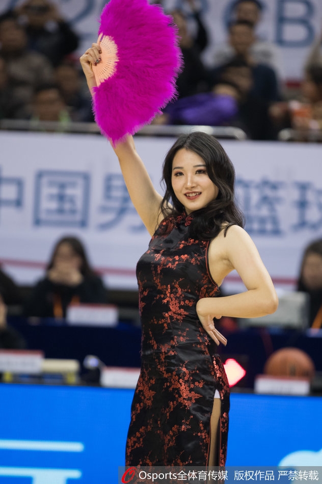 2017年12月28日，2017-2018赛季CBA联赛第21轮：江苏肯帝亚vs福建浔兴 篮球宝贝穿着旗袍大秀扇子舞。