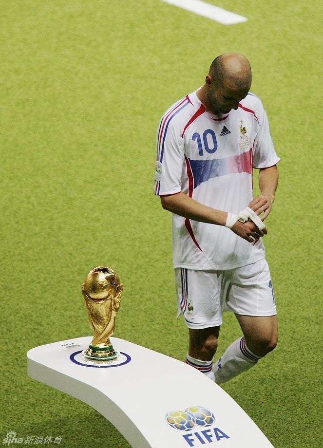 2006年世界杯决赛,齐达内被罚下后,与大力神杯擦身而过