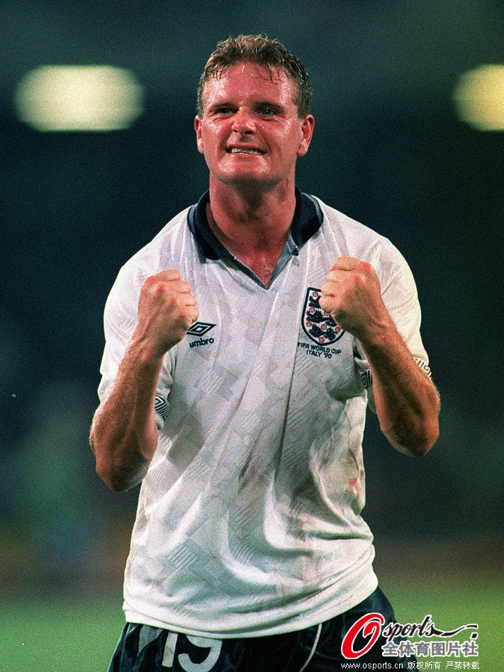 保罗·加斯科因（Paul Gascoigne），前英格兰国家队中场球员，1967年出生于纽卡斯尔盖茨黑德，加斯科因是一位颇具天才、个性鲜明的球员，他是英格兰足球史上最具想象力的天才。 1990年他随英格兰队参加了在意大利举行的世界杯赛，并打入了半决赛。而在半决赛负于联邦德国队的比赛中，他泪流满面的样子也给全世界球迷留下了深刻印象。