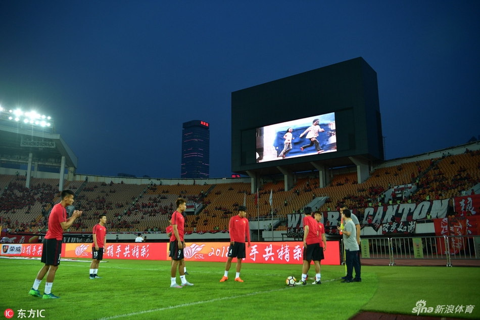 北京时间5月12日，中超联赛第10轮比赛打响，中超各个赛区播放纪念汶川地震十周年视频。