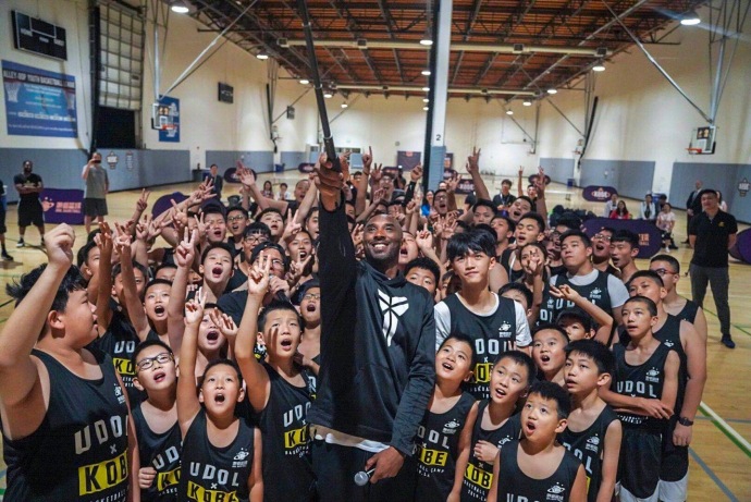 北京时间8月1日晚间，洛杉矶时间凌晨4点开始，科比对百余名中国青少年篮球爱好者进行了特训，还做了一场有关曼巴精神的分享，并和学员一起自拍互动。