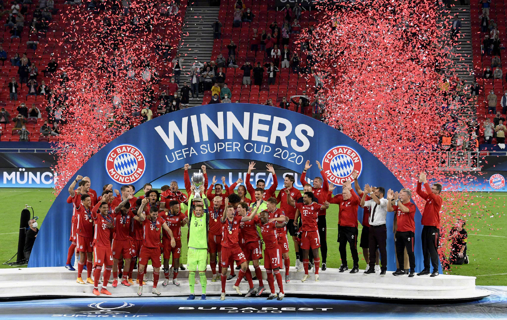 拜仁慕尼黑足球俱乐部夺得欧洲超级杯冠军,赛后拜仁球员庆祝夺冠